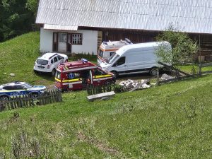 Mai multe echipaje de salvatori au ajuns la cazul unui barbat strivit de tractor in Bistrita-Nasaud