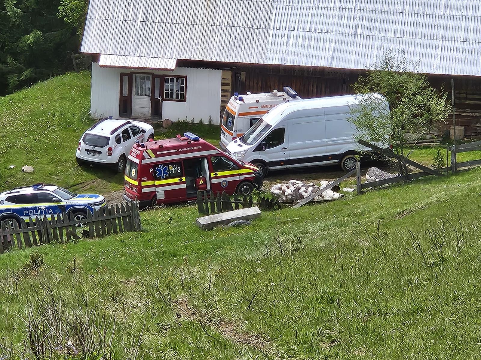 Mai multe echipaje de salvatori au ajuns la cazul unui barbat strivit de tractor in Bistrita-Nasaud